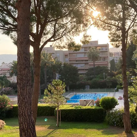 A 5 Minutes Du Centre De Juan Les Pins Et De La ! Dans Avec Piscine Et Terrain De Tennis